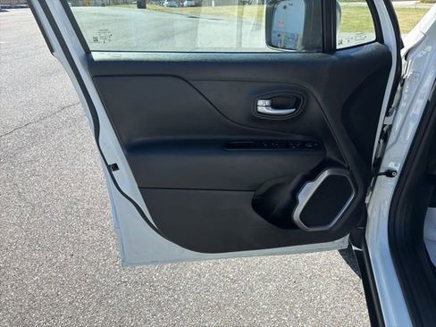 Used 2023 Jeep Renegade Latitude image 11