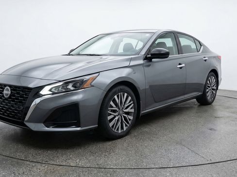 Used 2025 Nissan Altima 2.5 SV image 3