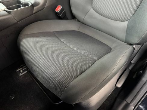 Used 2021 Toyota RAV4 LE AWD/4WD image 15