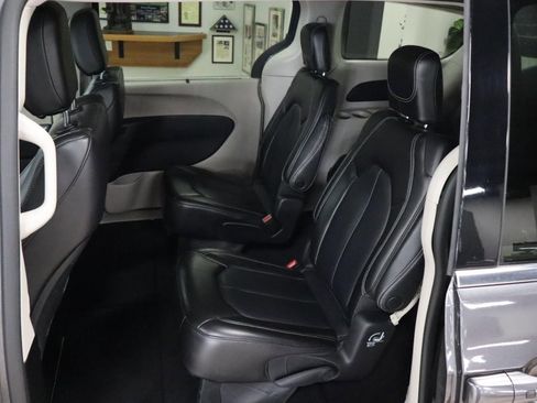 Used 2023 Chrysler Pacifica Touring-L FWD image 19