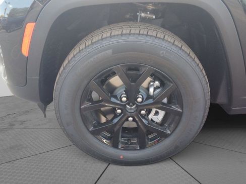 New 2025 Jeep Grand Cherokee Altitude image 29