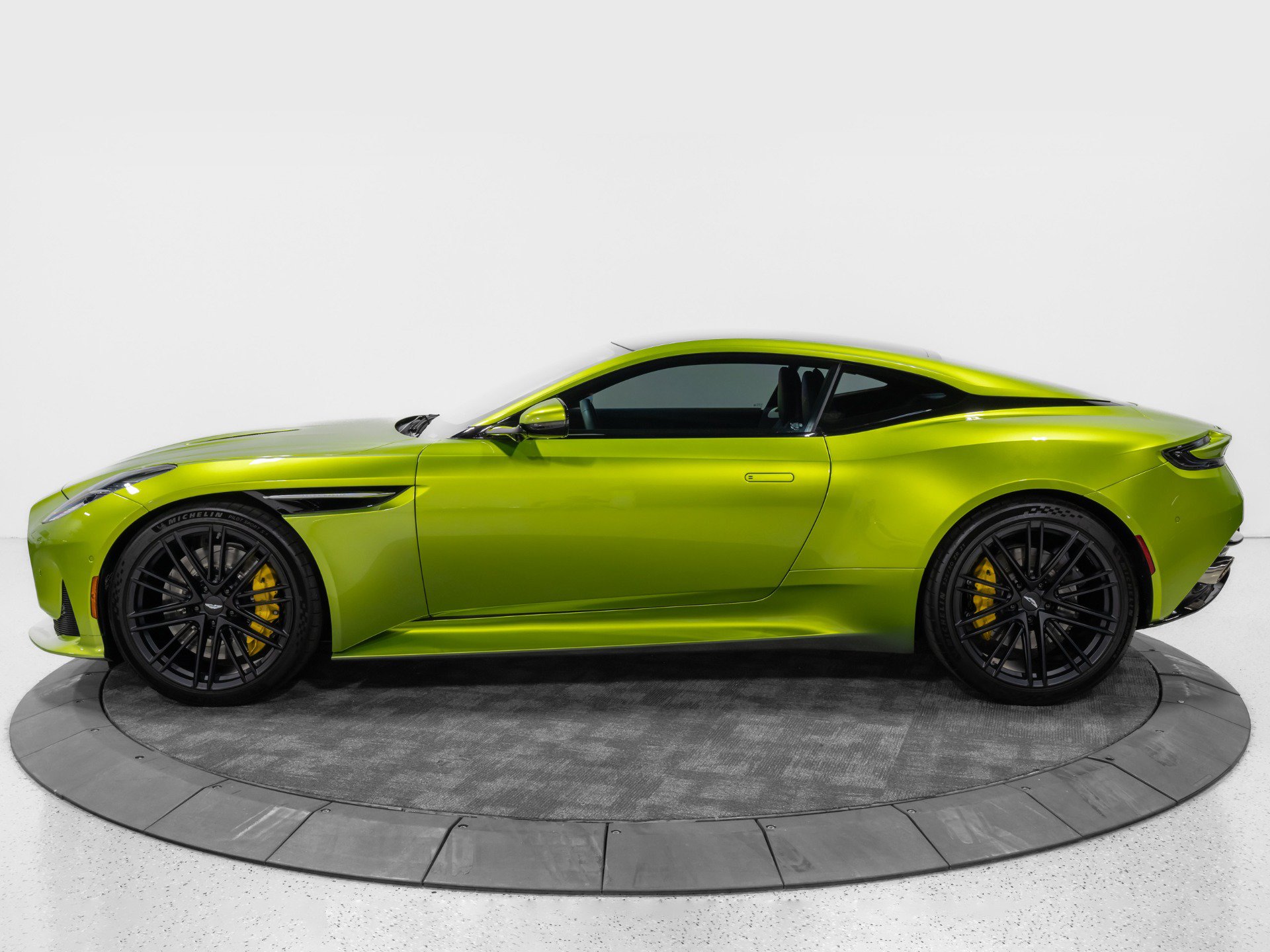 Used 2024 Aston Martin DB12 Coupe RWD image 4