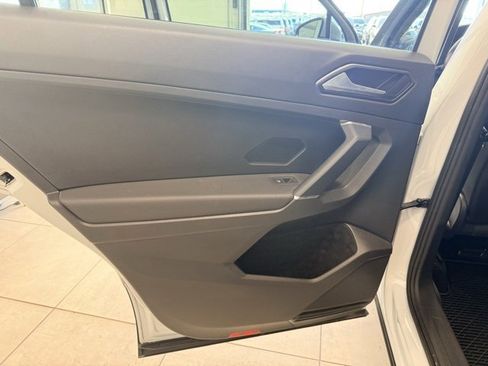 Used 2018 Volkswagen Tiguan SE image 16