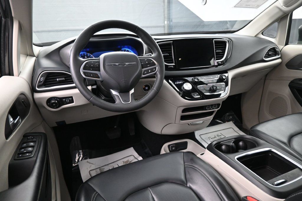 Used 2023 Chrysler Pacifica Touring-L FWD image 10