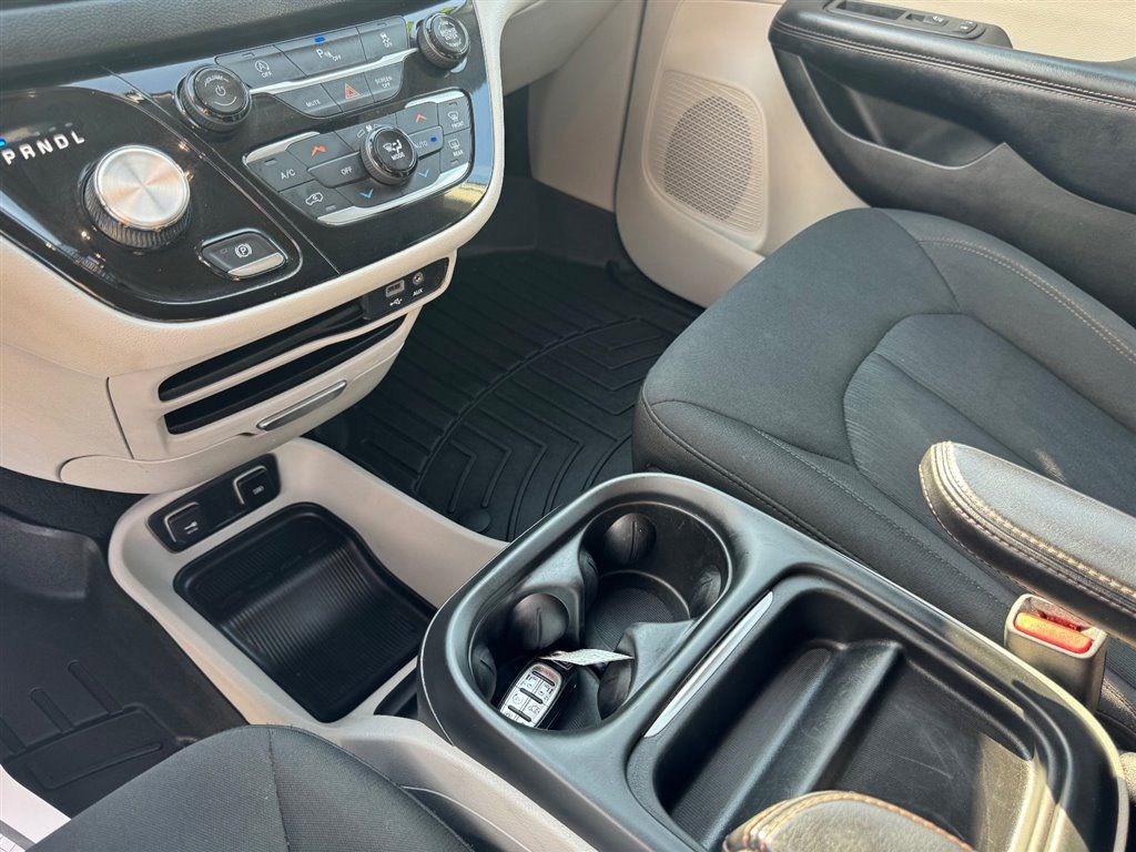 Used 2018 Chrysler Pacifica Touring Plus w/ Tire & Wheel Group FWD image 17