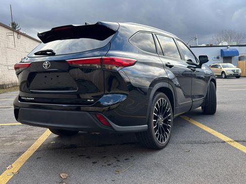 Used 2023 Toyota Highlander XLE image 7