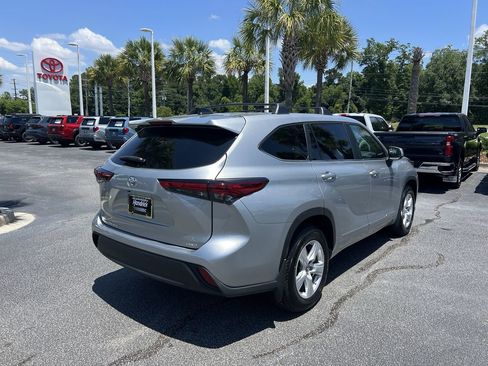 Used 2023 Toyota Highlander L AWD/4WD image 10