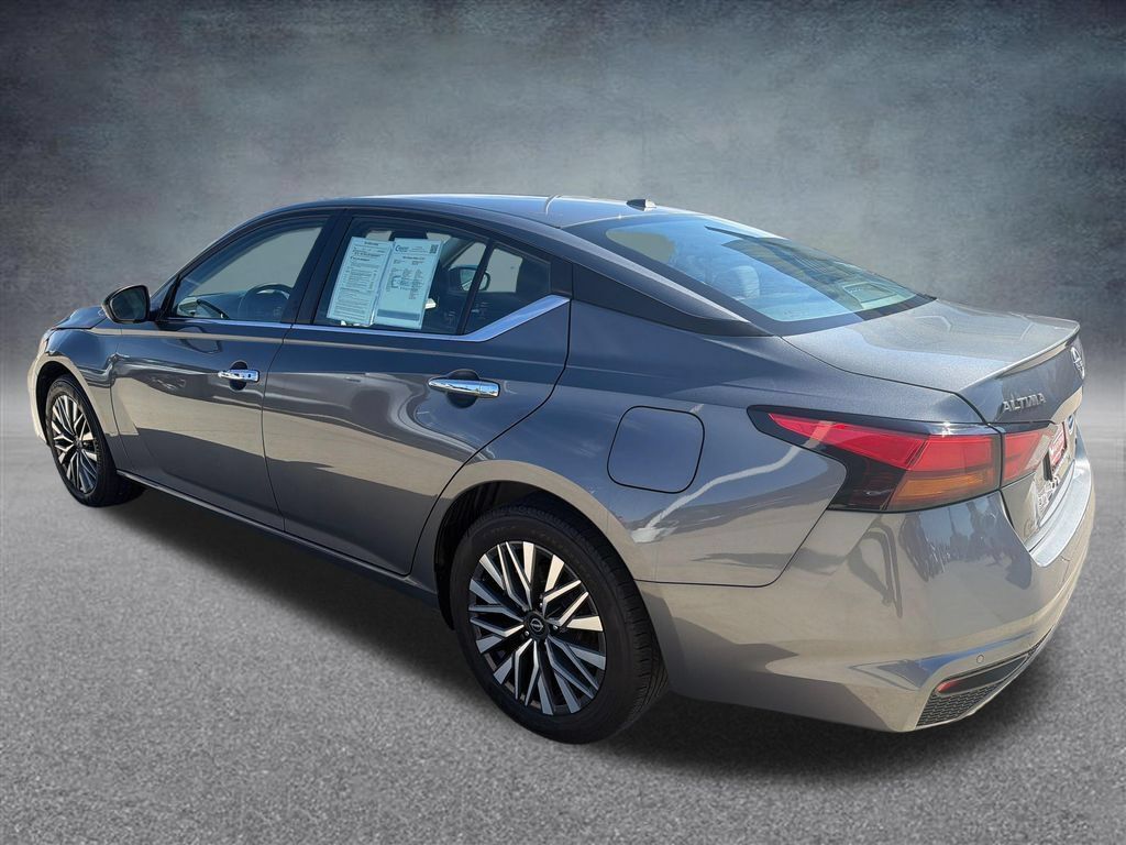 Used 2024 Nissan Altima 2.5 SV AWD/4WD image 3