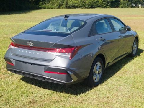 New 2026 Hyundai Elantra SE FWD image 5