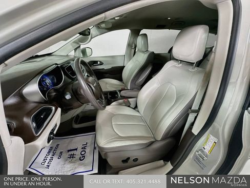 Used 2017 Chrysler Pacifica Touring-L FWD image 12