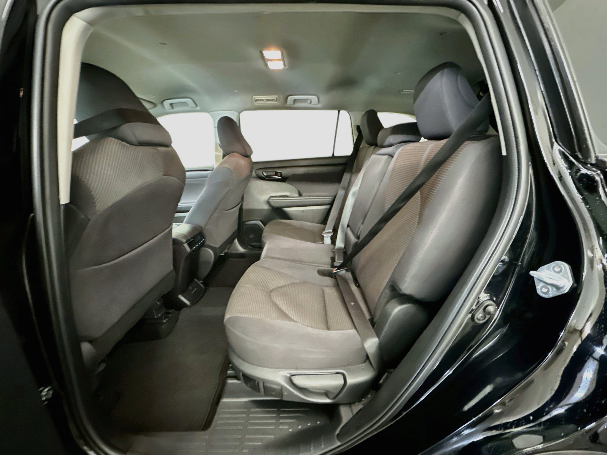 Used 2025 Toyota Highlander LE AWD/4WD image 29