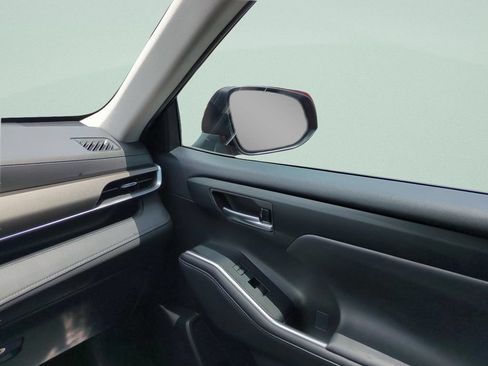 Used 2023 Toyota Highlander XLE FWD image 16