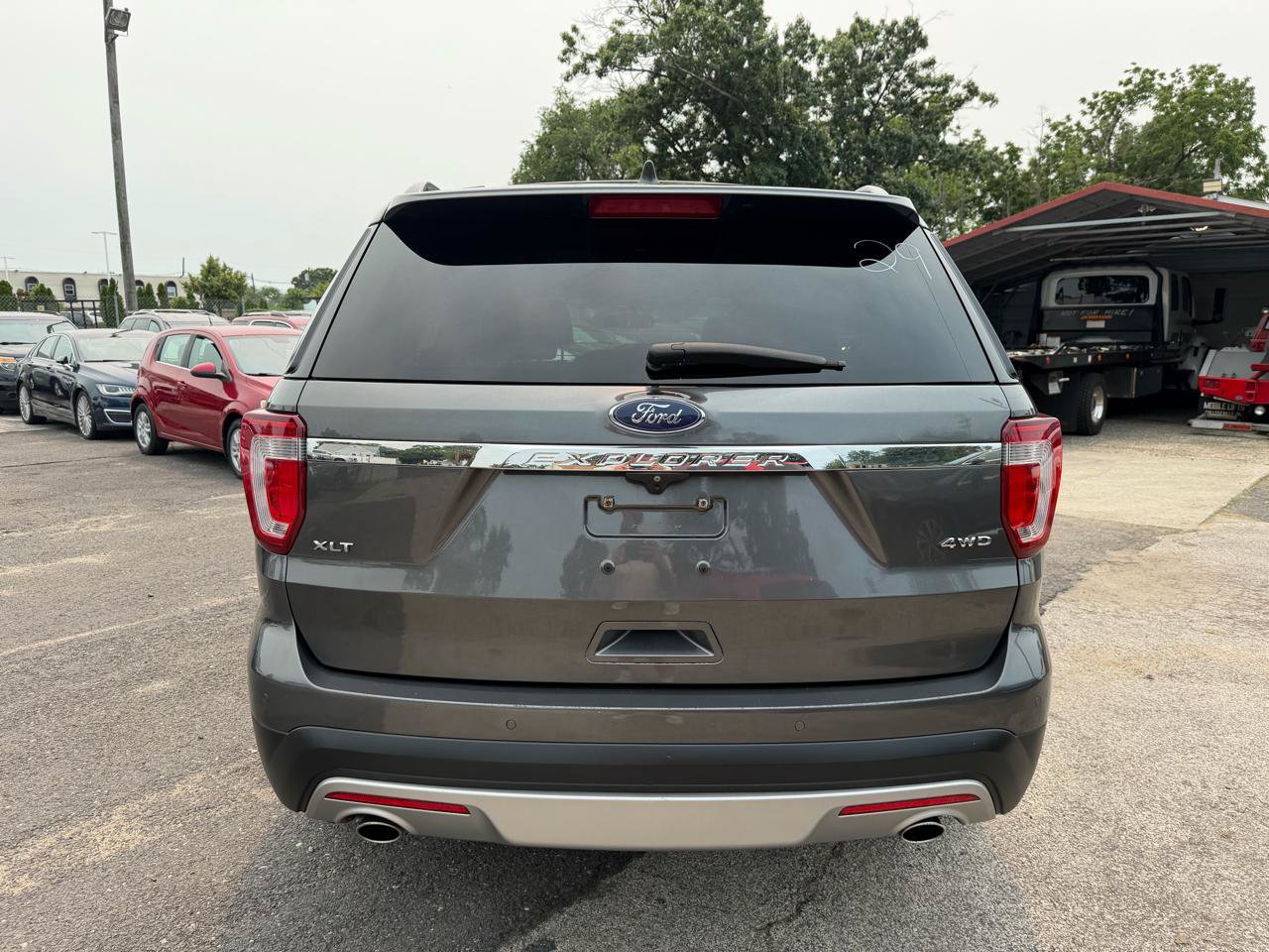 Used 2017 Ford Explorer XLT w/ Equipment Group 202A AWD/4WD image 7