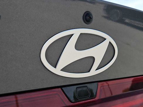 Certified 2025 Hyundai Elantra Limited FWD image 11