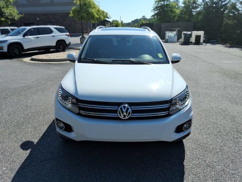 Used 2017 Volkswagen Tiguan SEL FWD image 2