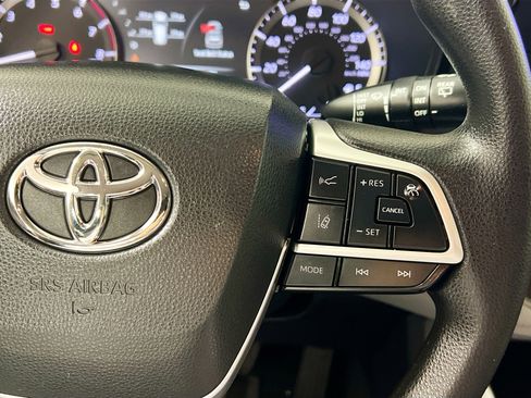 Used 2023 Toyota Highlander L image 19
