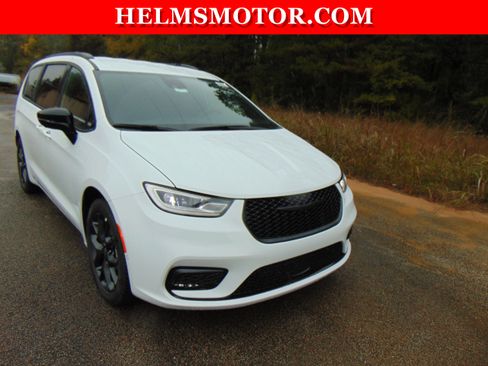 New 2026 Chrysler Pacifica Select w/ S Appearance Package image 9