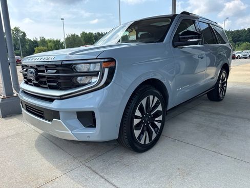 Used 2025 Ford Expedition Platinum w/ Driver's Package AWD/4WD image 3