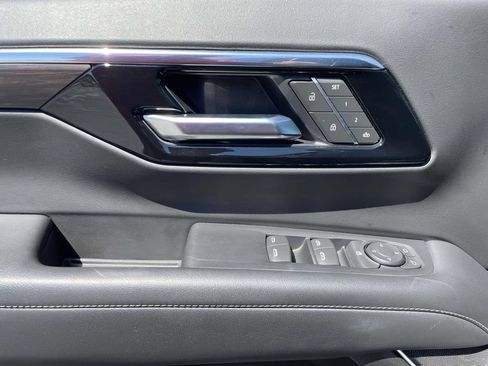 Used 2025 Chevrolet Suburban Z71 AWD/4WD image 20