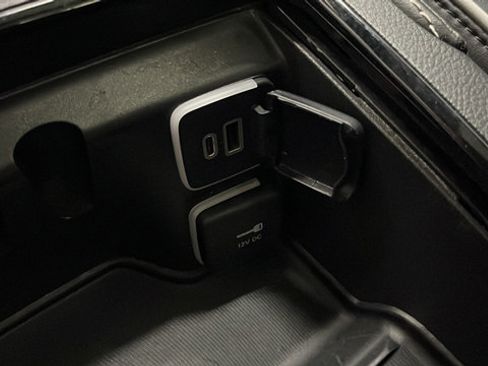 Used 2023 Chrysler Pacifica Limited w/ S Appearance Package FWD image 38