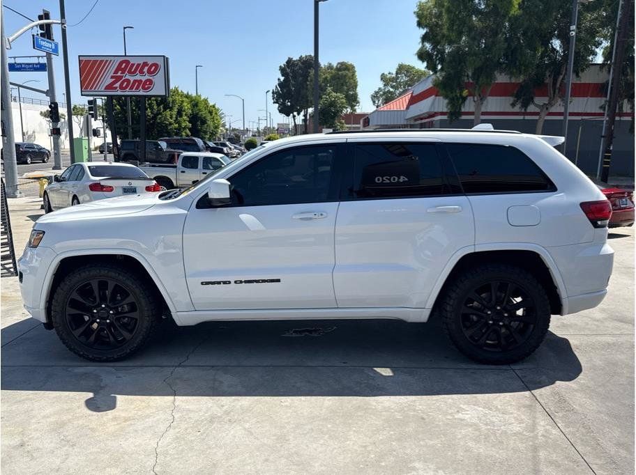 Used 2017 Jeep Grand Cherokee Altitude RWD image 4