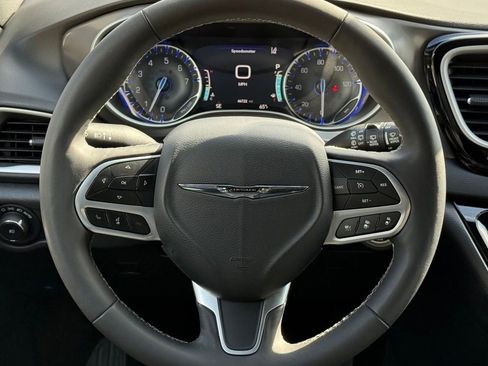 Used 2025 Chrysler Pacifica Select FWD image 30