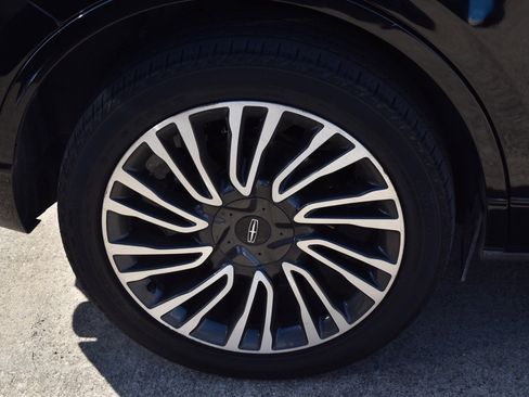 Used 2022 Lincoln Corsair Reserve w/ Equipment Group 201A image 12