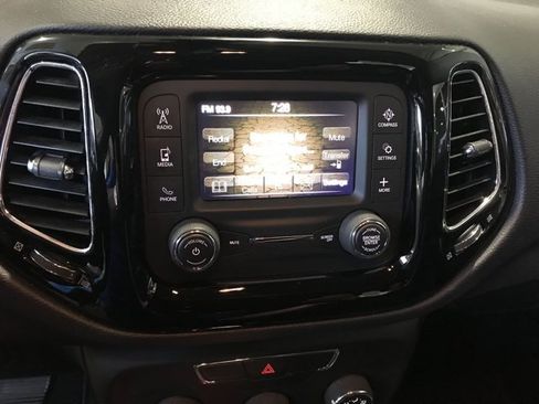 Used 2018 Jeep Compass Latitude AWD/4WD image 18