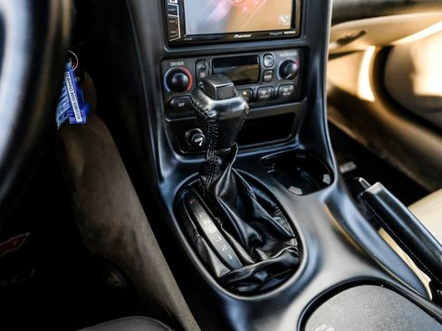 Used 2004 Chevrolet Corvette Coupe w/ Roof Package image 17