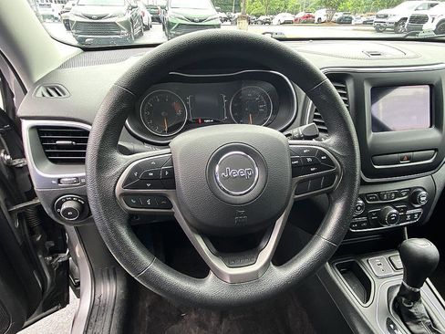 Used 2019 Jeep Cherokee Latitude w/ Popular Appearance Group FWD image 12