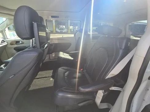 Used 2018 Chrysler Pacifica Touring-L Plus w/ Advanced Safetytec Group image 12