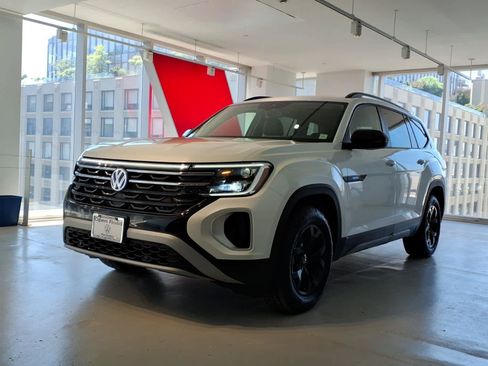 Used 2026 Volkswagen Atlas Peak Edition AWD/4WD image 1