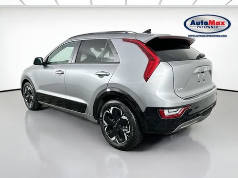 Used 2023 Kia Niro Wave w/ Wave Preserve Package FWD image 2