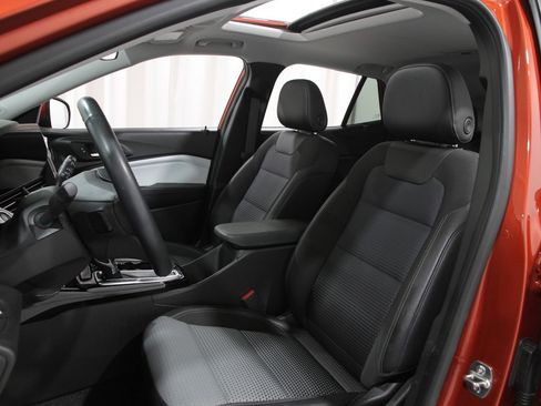 Certified 2024 Chevrolet Trax LT w/ Sunroof Package image 6