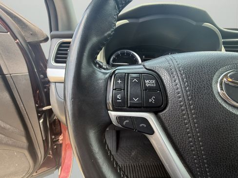 Used 2019 Toyota Highlander XLE AWD/4WD image 19