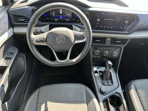 Used 2022 Volkswagen Taos SE image 2