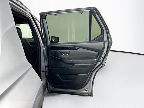 Used 2025 Honda Pilot TrailSport image 32