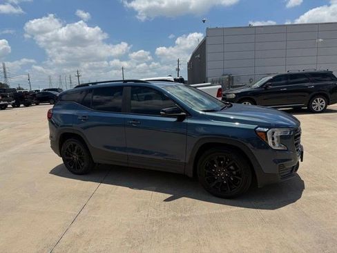 Used 2024 GMC Terrain SLE w/ Driver Convenience Package FWD image 2