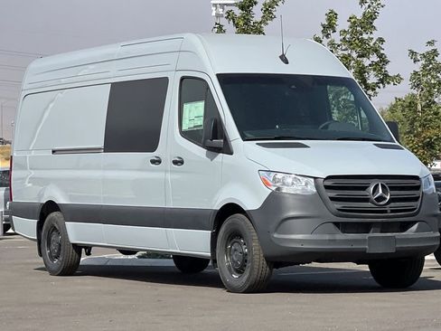 Used 2024 Mercedes-Benz Sprinter 2500 image 7