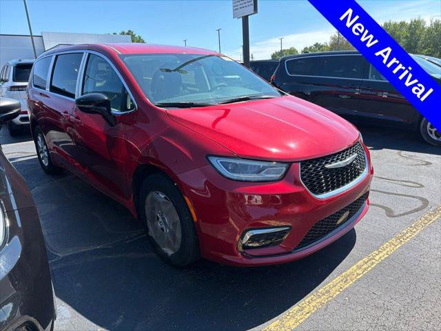 Certified 2024 Chrysler Pacifica Touring-L FWD image 1