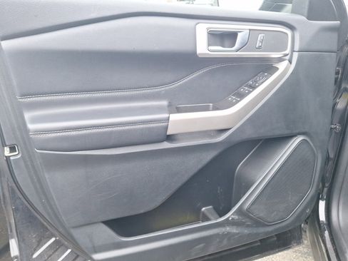 Used 2022 Ford Explorer XLT w/ Equipment Group 202A image 8