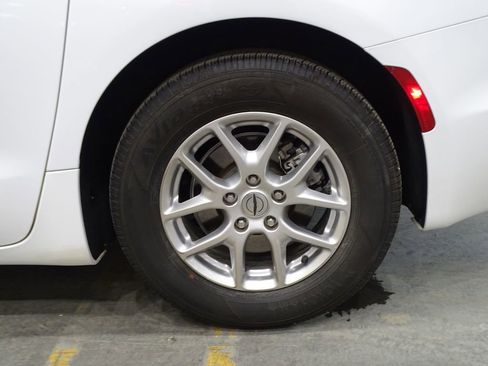 Used 2024 Chrysler Pacifica Touring-L image 40