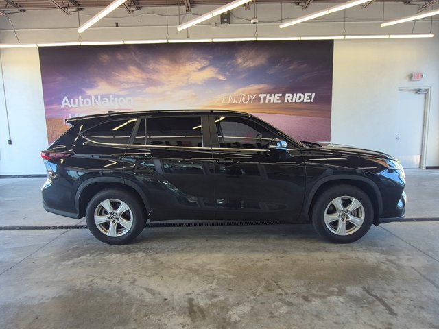 Used 2024 Toyota Highlander LE FWD image 4