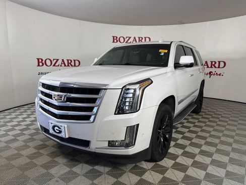 Used 2018 Cadillac Escalade Luxury AWD/4WD image 4