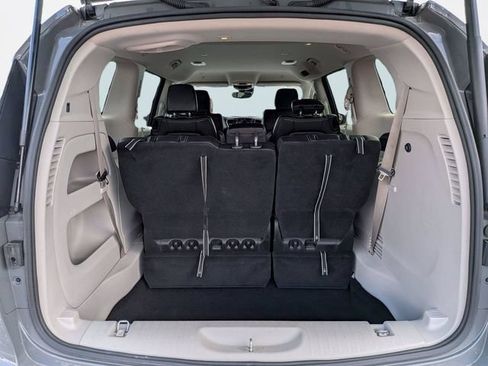 Used 2023 Chrysler Pacifica Touring-L FWD image 12