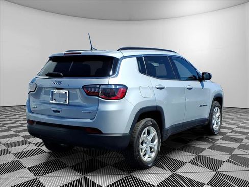 Used 2024 Jeep Compass Latitude image 7