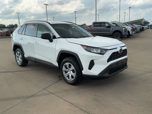 Used 2021 Toyota RAV4 LE image 2