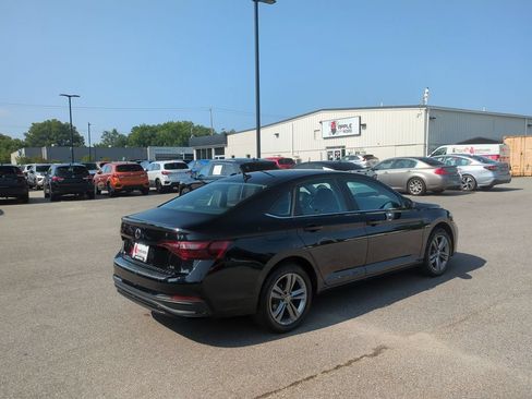 Used 2023 Volkswagen Jetta SE w/ Panoramic Sunroof Package FWD image 5