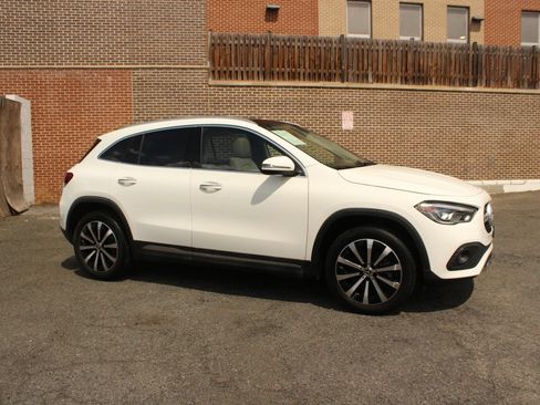 Used 2023 Mercedes-Benz GLA 250 w/ Premium Package image 2