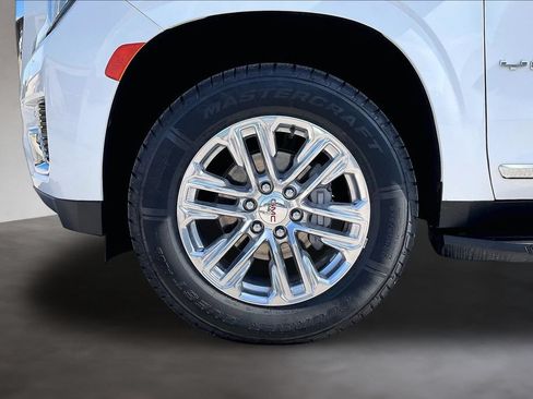 Used 2024 GMC Yukon SLT RWD image 32